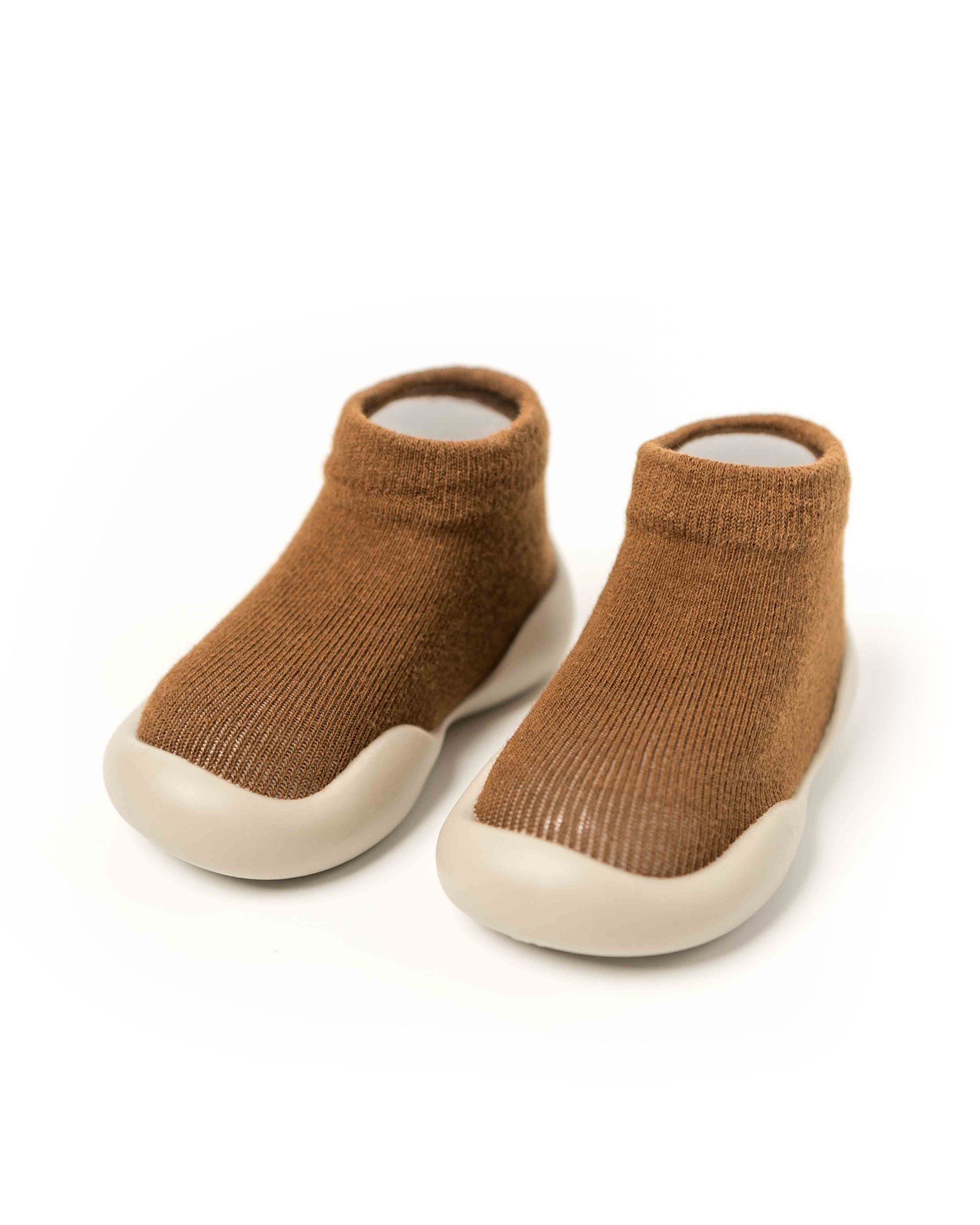 Brune prewalker-sko med skridsikker sål til babyer, designet til komfort og sikkerhed.
