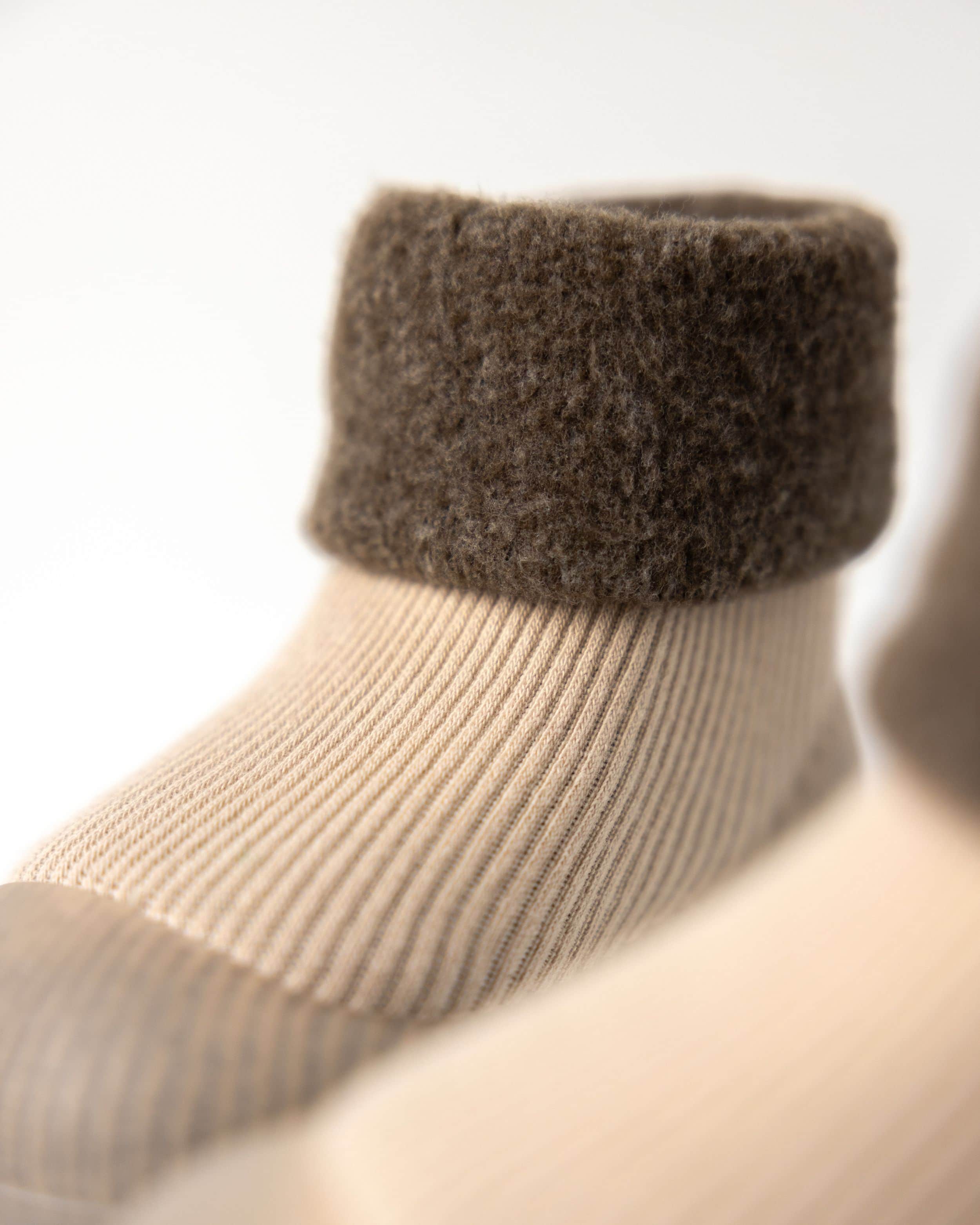 Detalje af brune vinter begyndersko med varmt og blødt fór