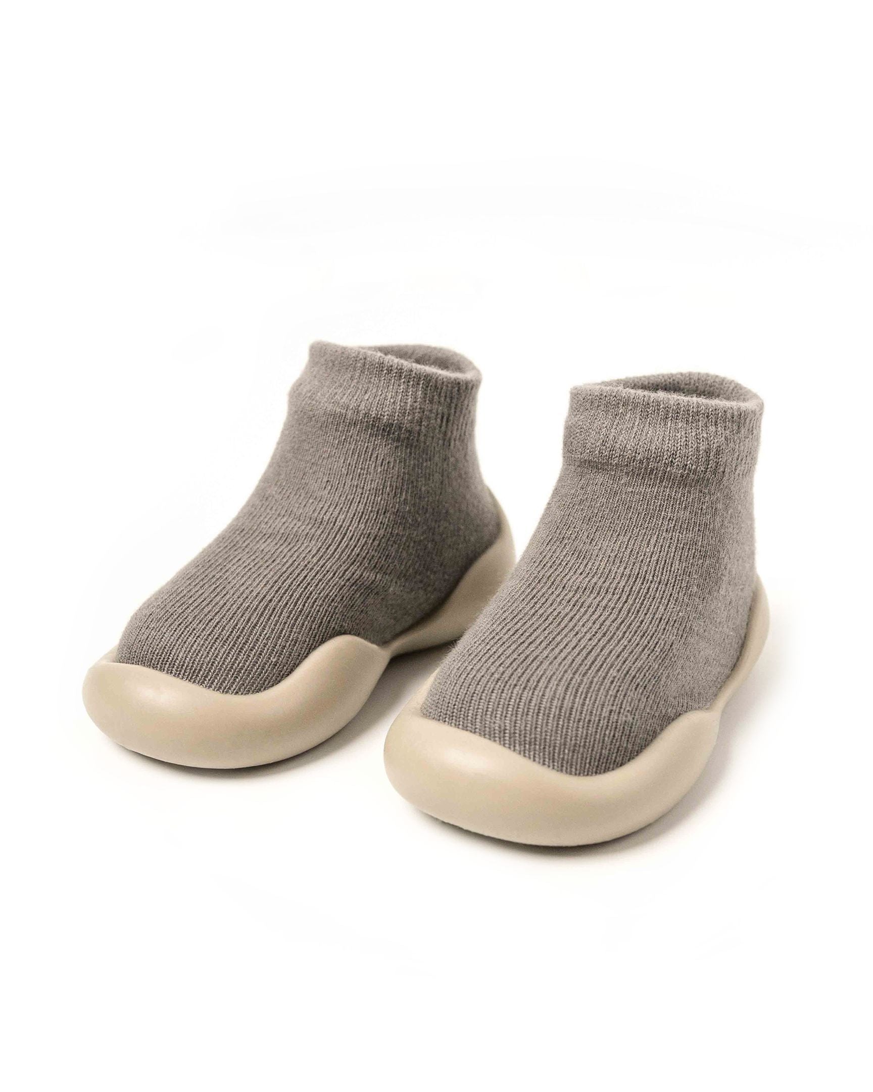 Grå begyndersko til baby med skridsikker sål