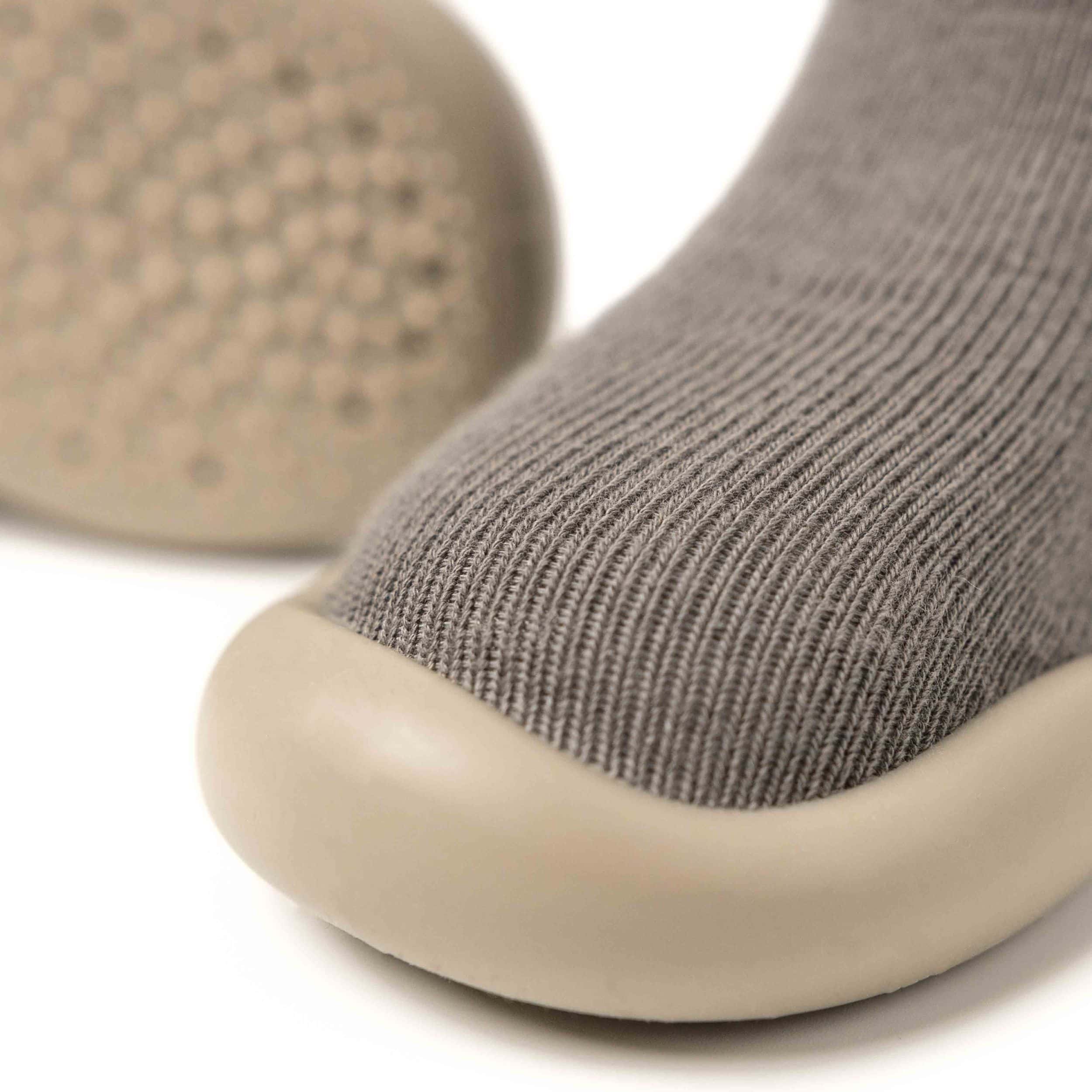Grå prewalker sko til børn med skridsikker sål og blødt, fleksibelt materiale.
