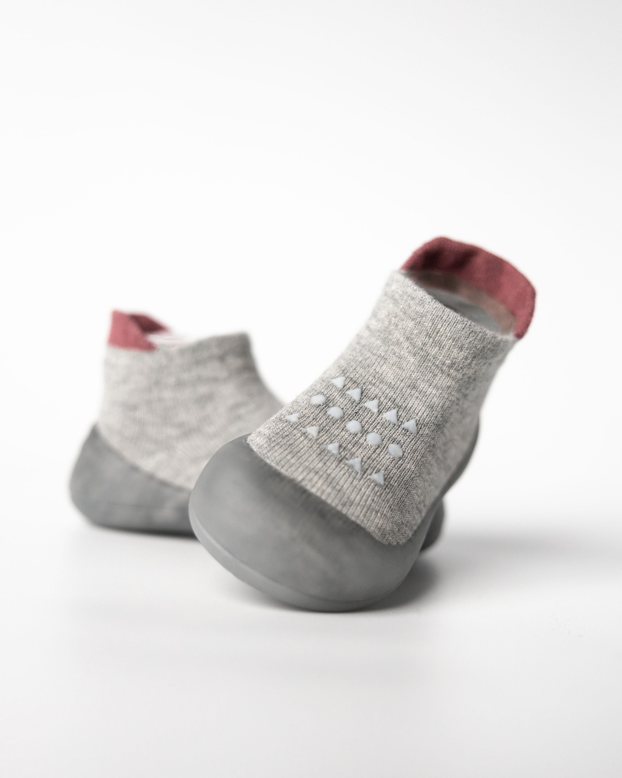 Grå prewalker sko til baby med skridsikker sål og rød kant