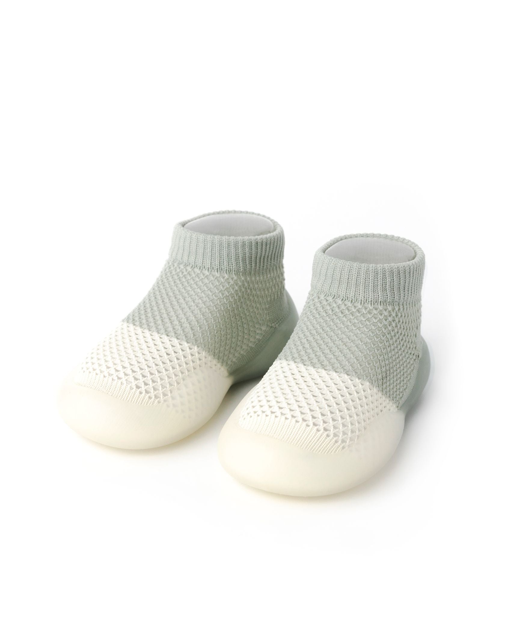 Par grå sommer begyndersko til små børn med åndbar overflade og skridsikker sål fra Minifus.