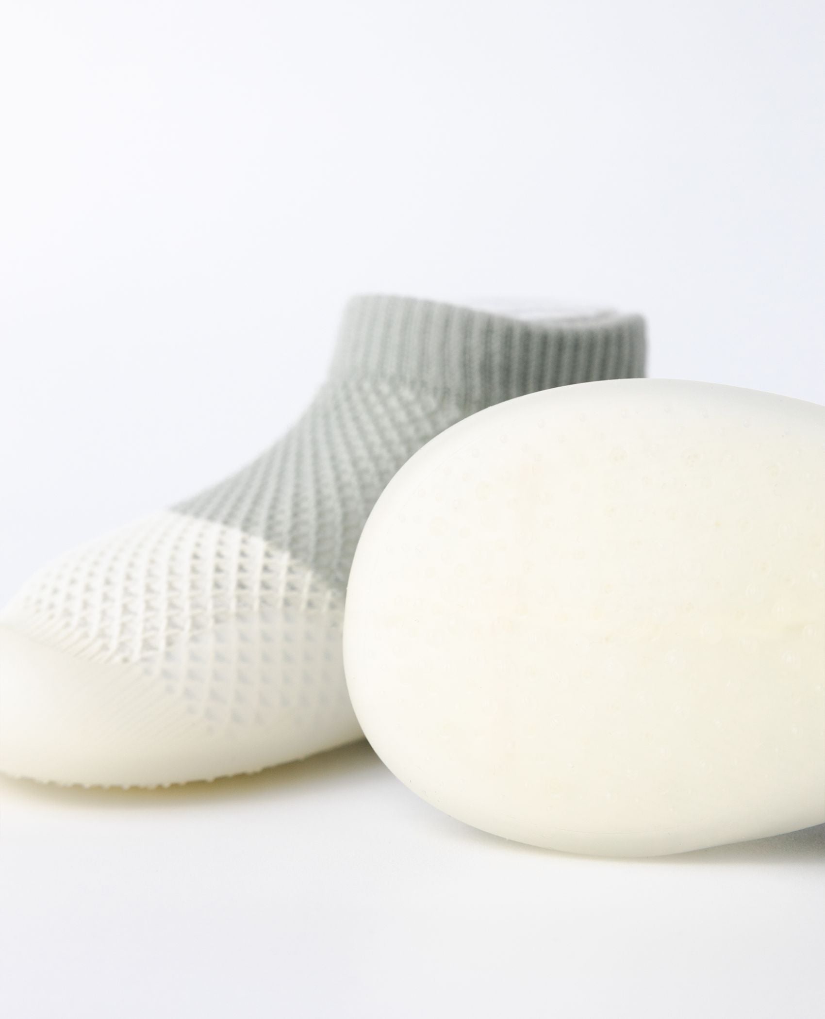 Nærbillede af sålen på grå sommer begyndersko fra Minifus med blød struktur og fleksibelt design.