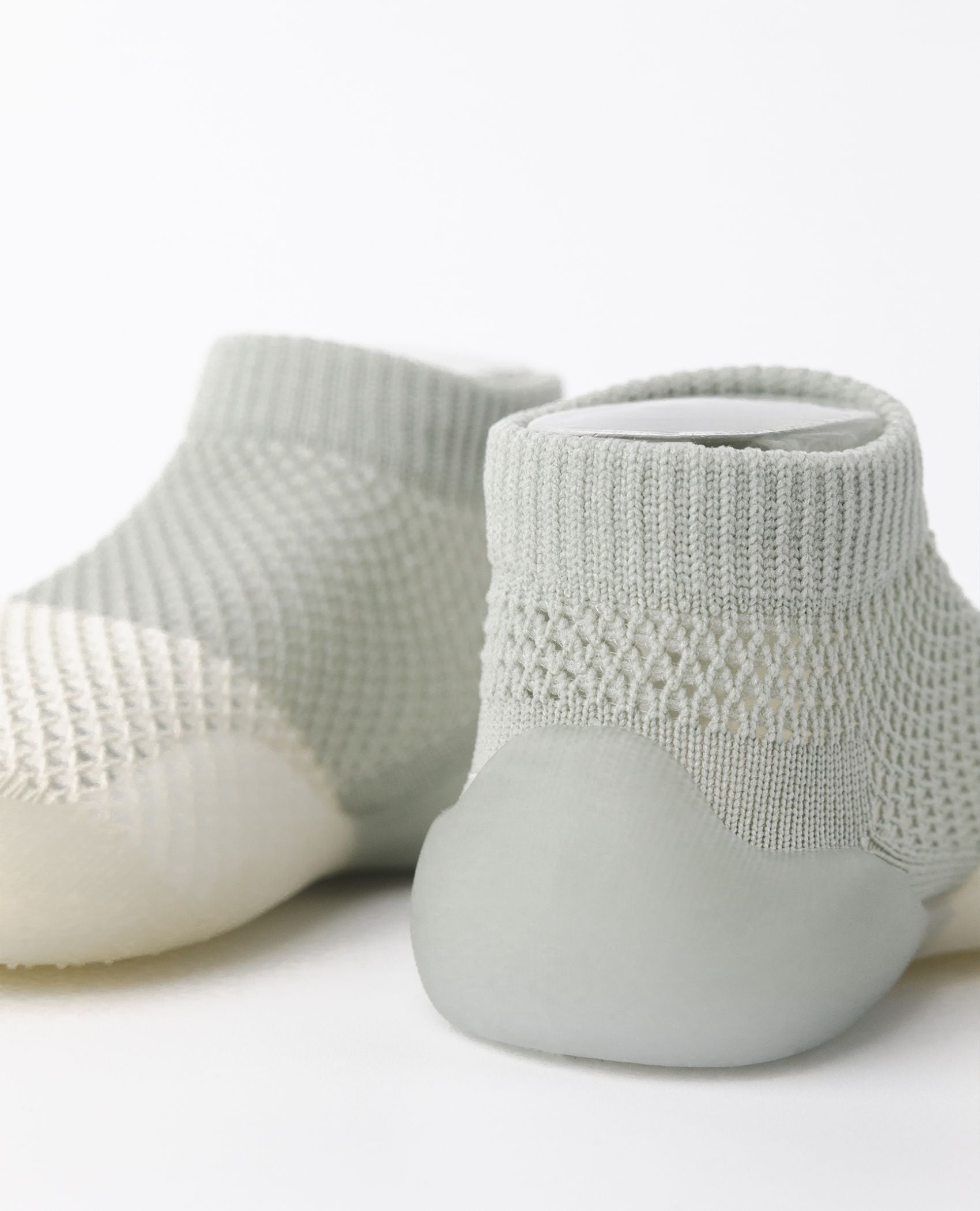 Grå sommer begyndersko til børn fra Minifus, vist bagfra med detaljeret tekstil og støtte i hælen.