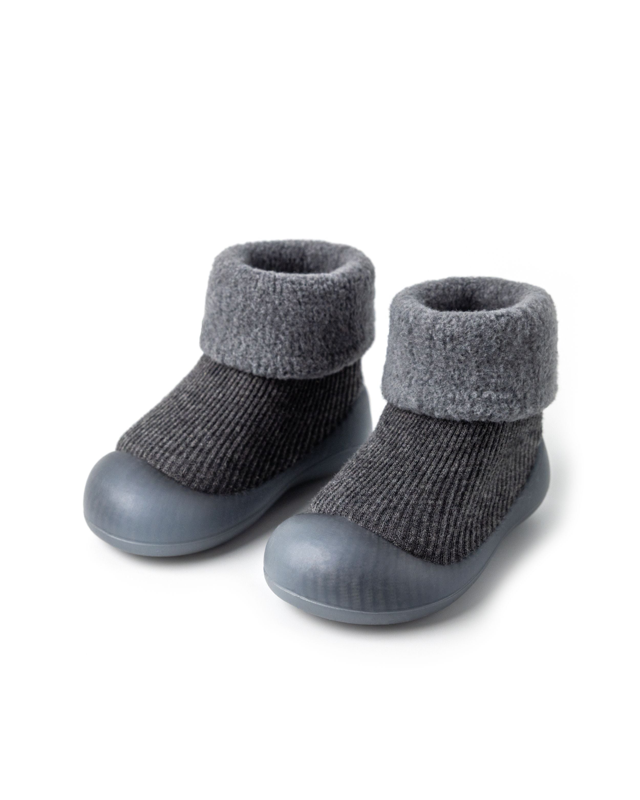 Grå begyndersko til vinter med blødt fór og skridsikker sål.