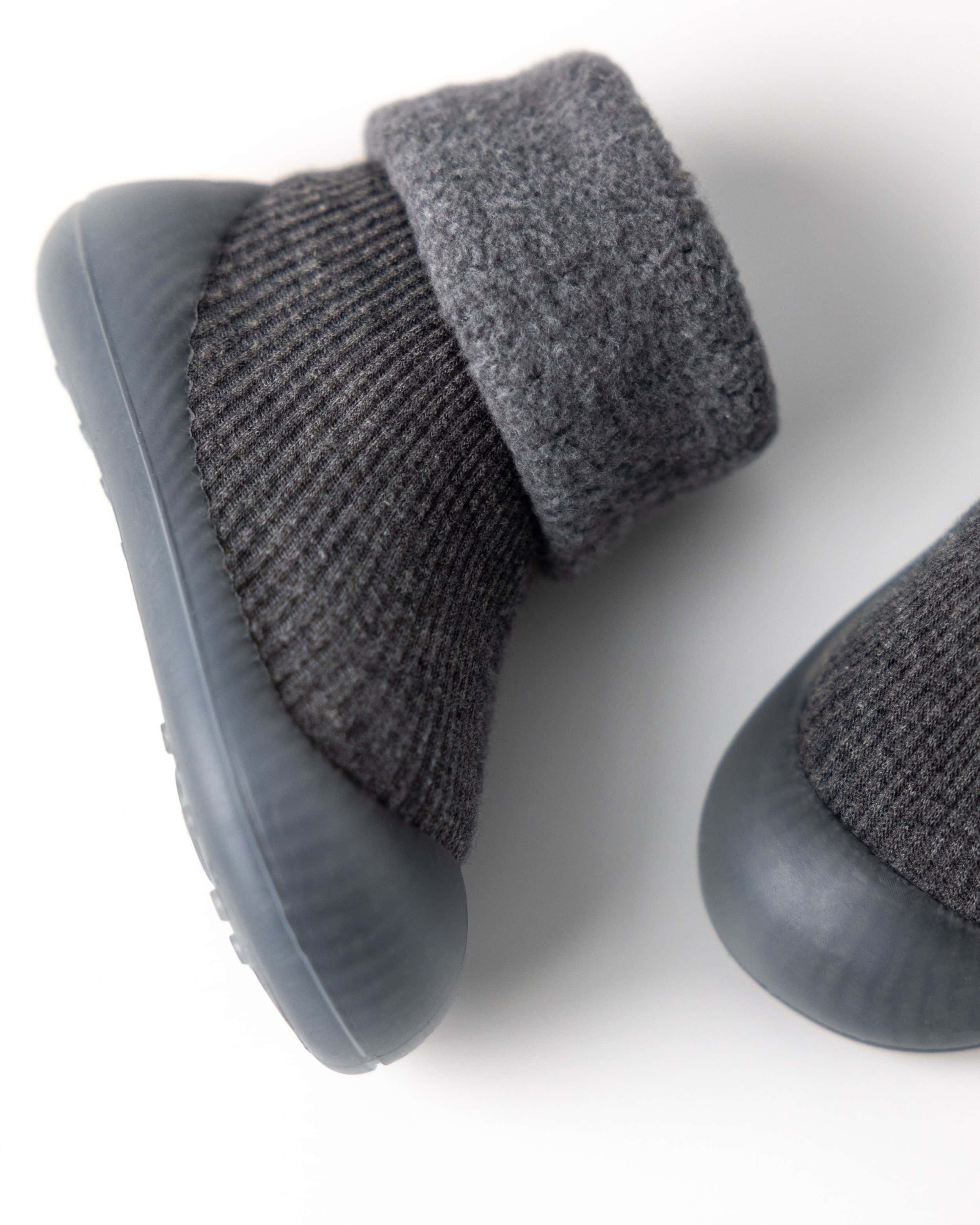 Grå prewalker vintersko til baby med blødt fór og skridsikker sål, set fra siden.