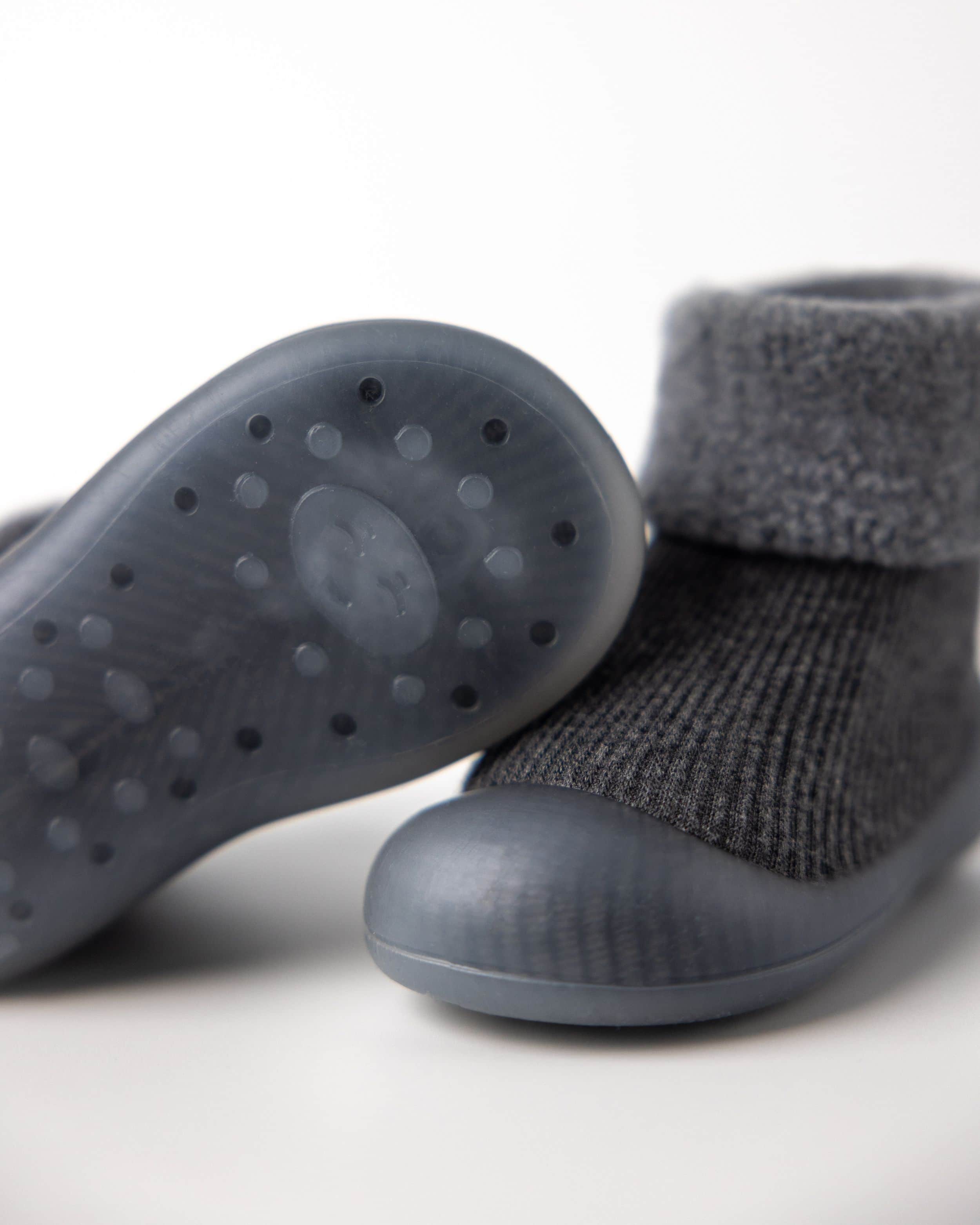 Grå vinter begyndersko med skridsikker sål og blødt fór, set fra sålens underside.