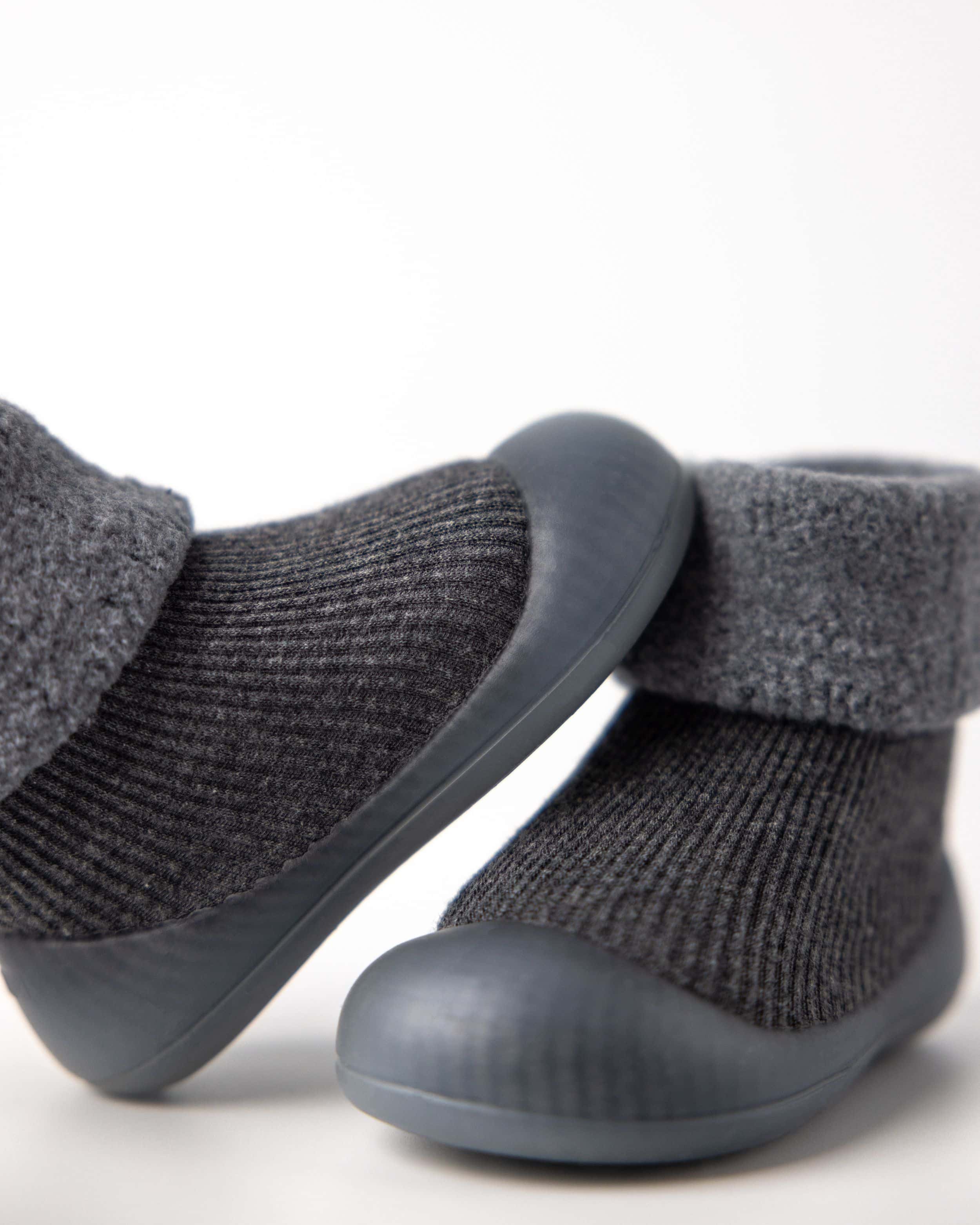 Grå vinter prewalker til baby med blødt fór og skridsikker sål.