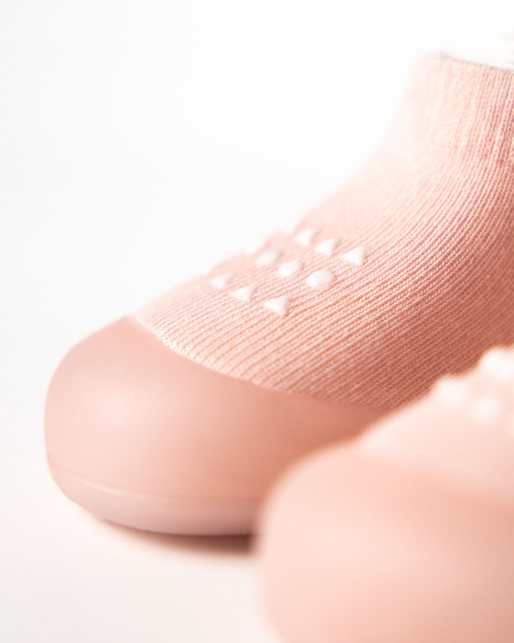 Lyserøde begyndersko til baby med skridsikker sål og blødt materiale for komfort.