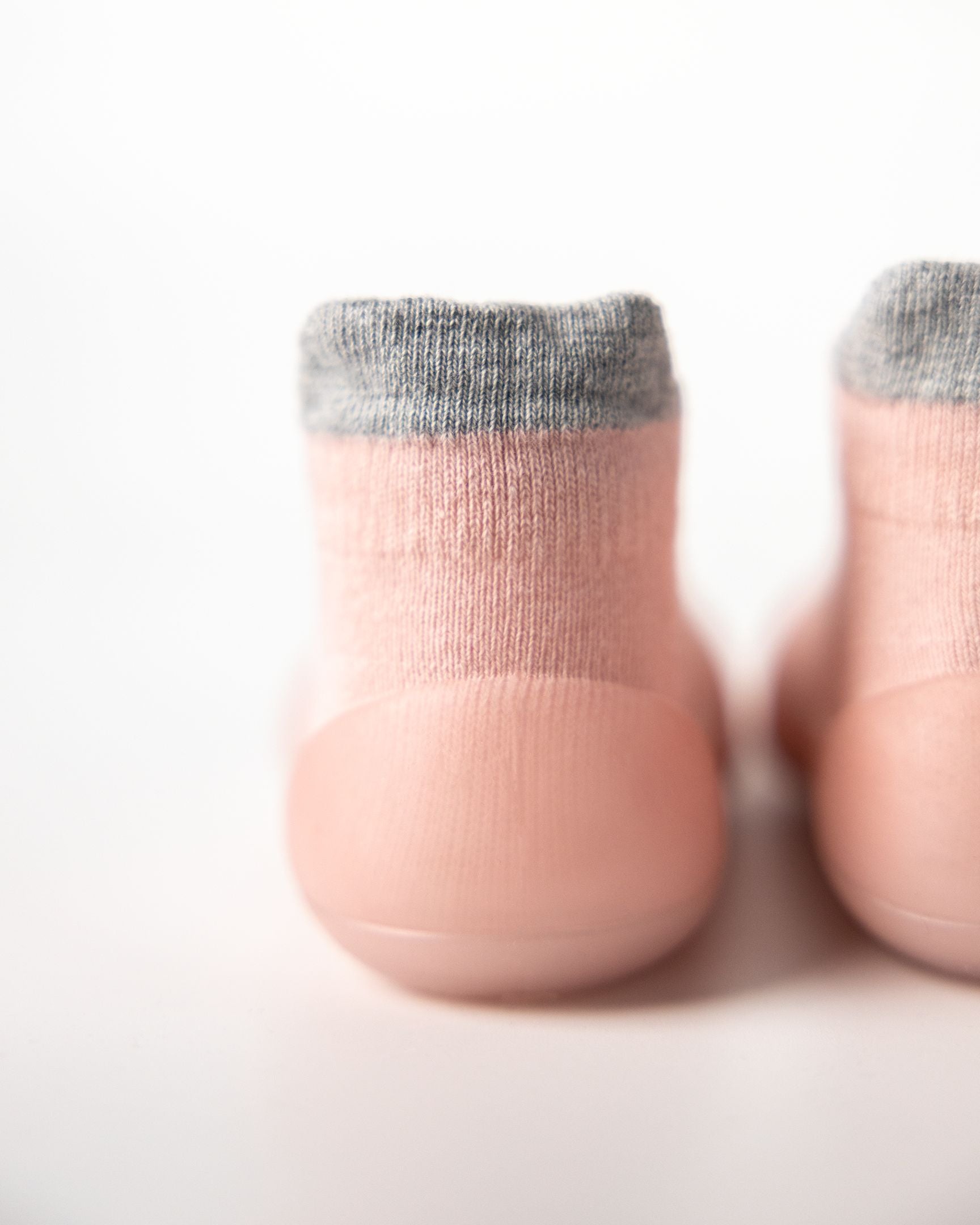 Lyserøde mini sko til baby med grå detaljer og blød tekstil for komfort