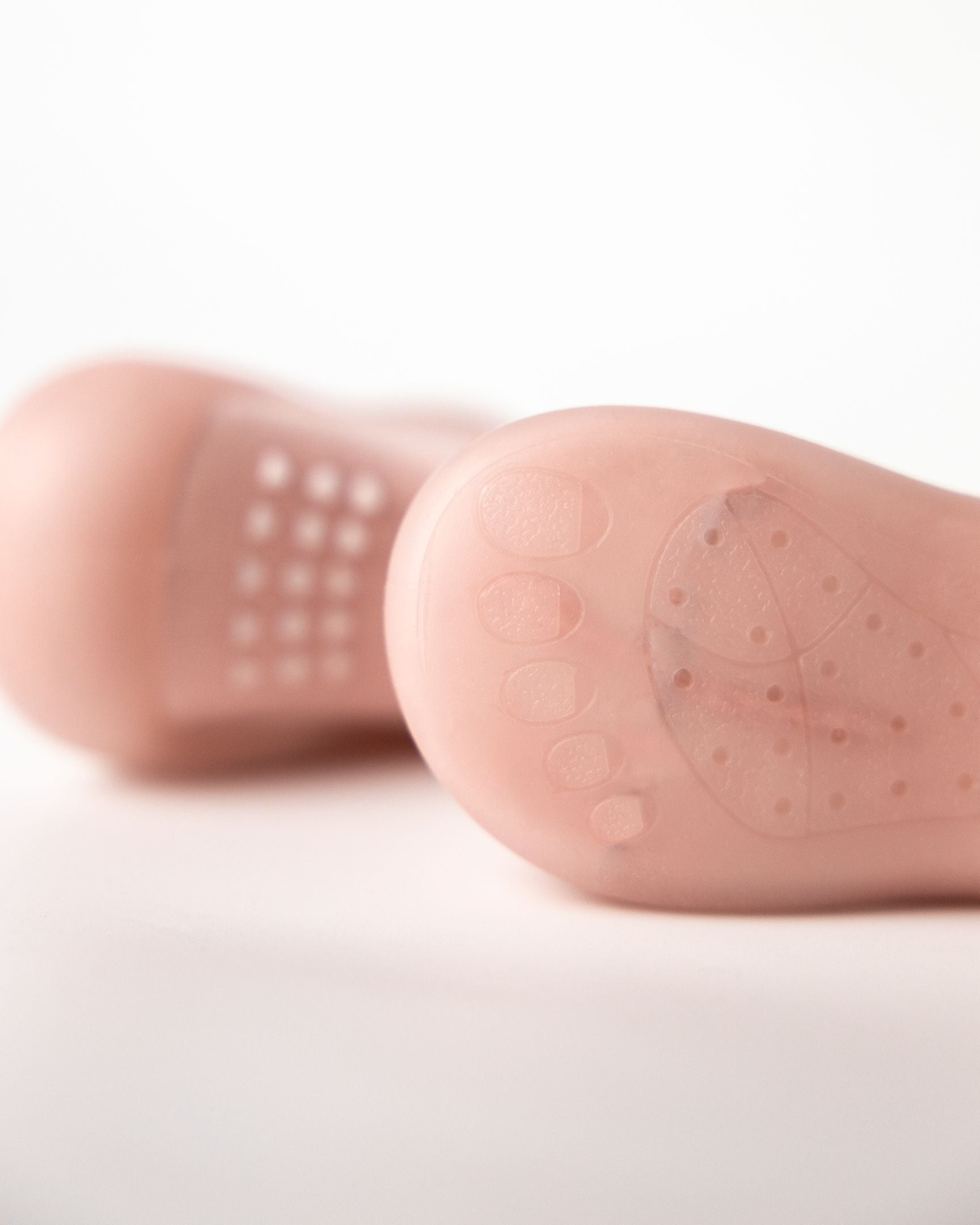 Lyserøde skridsikre hjemmesko til børn med gummisål og bløde materialer.