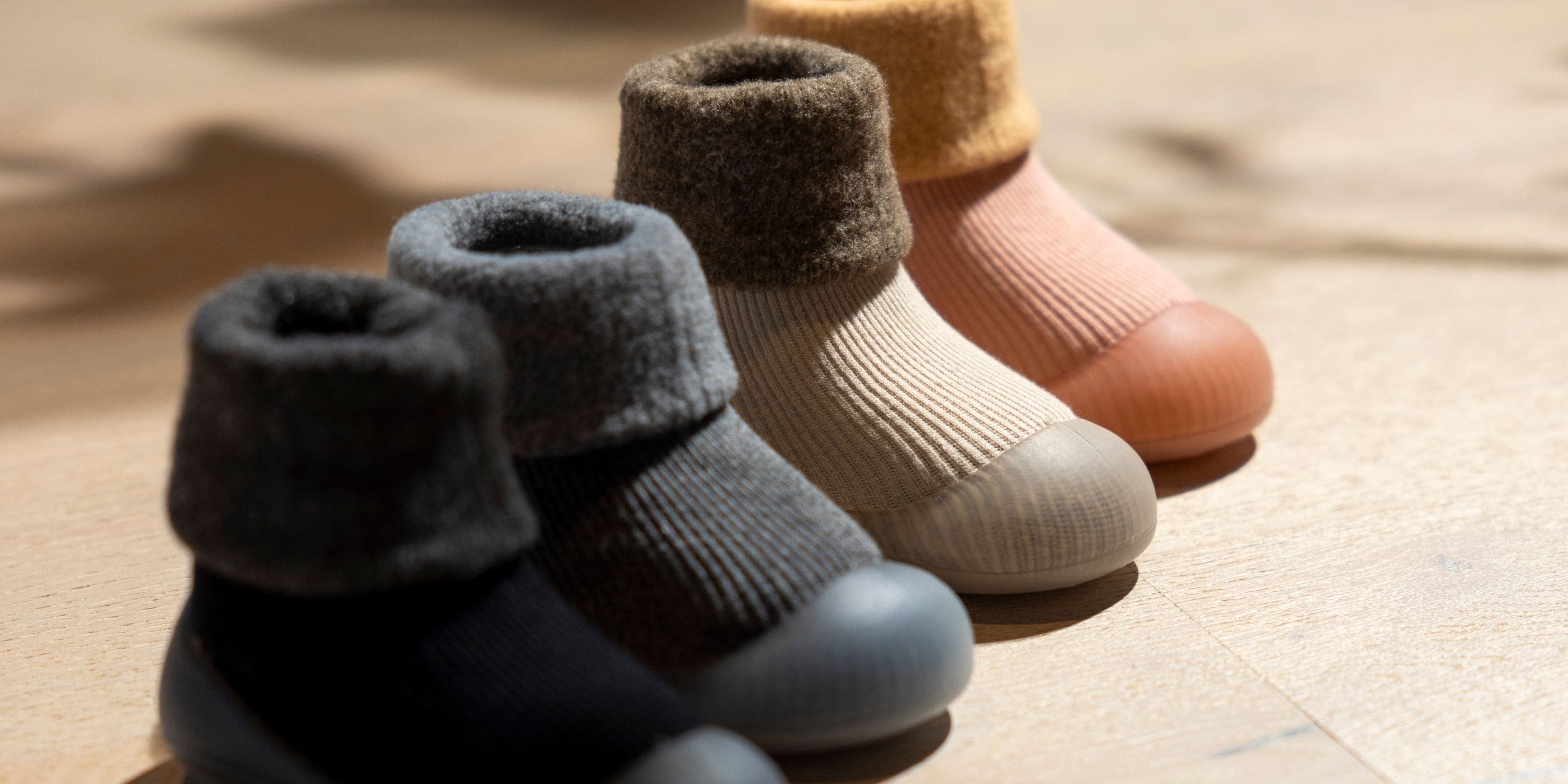 Fire par vinter begyndersko til børn i forskellige farver med varm, blød kant og skridsikre såler til kolde måneder.