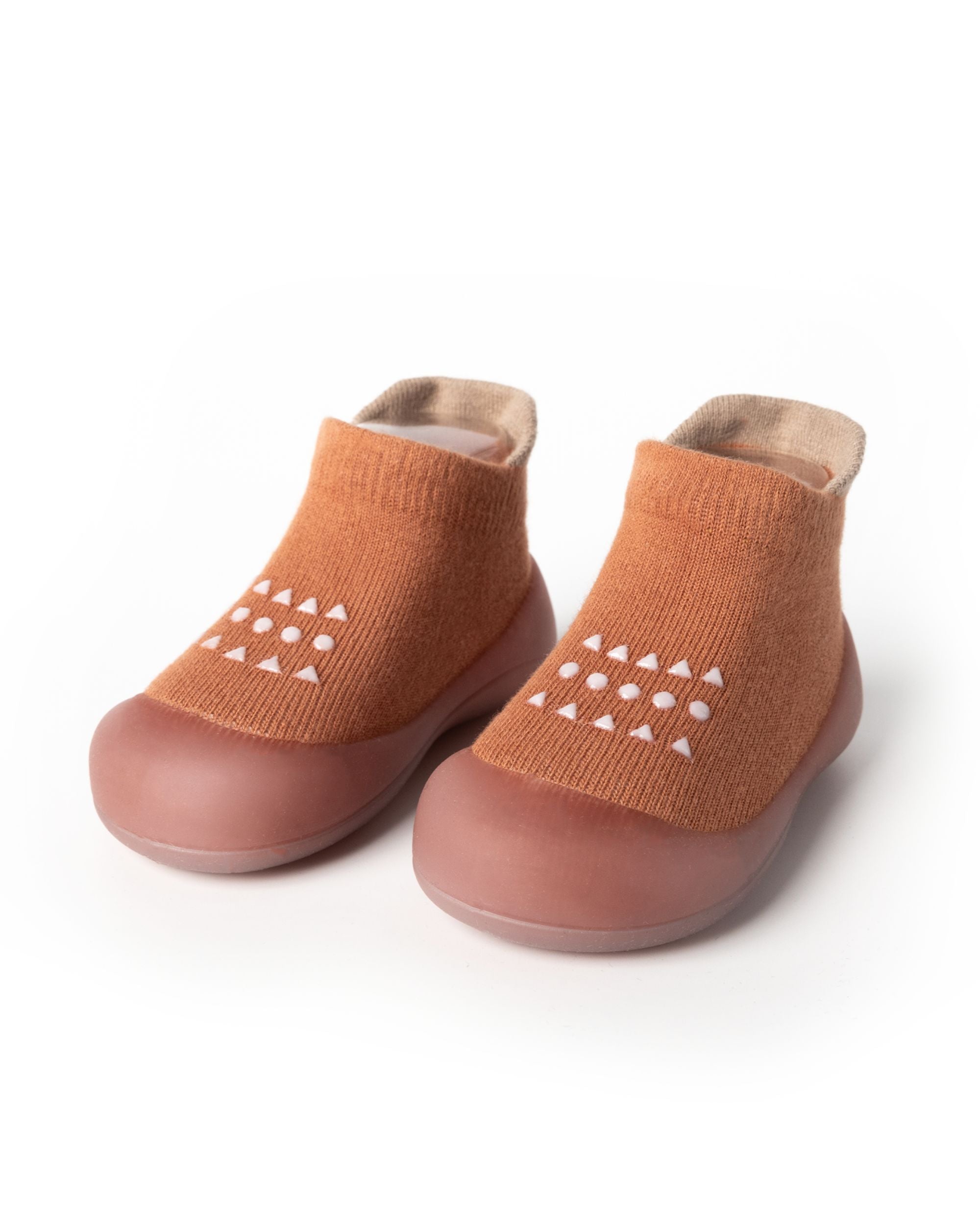 Orange prewalker sko med hvidt mønster på toppen og skridsikker sål, perfekt til babyens første skridt.