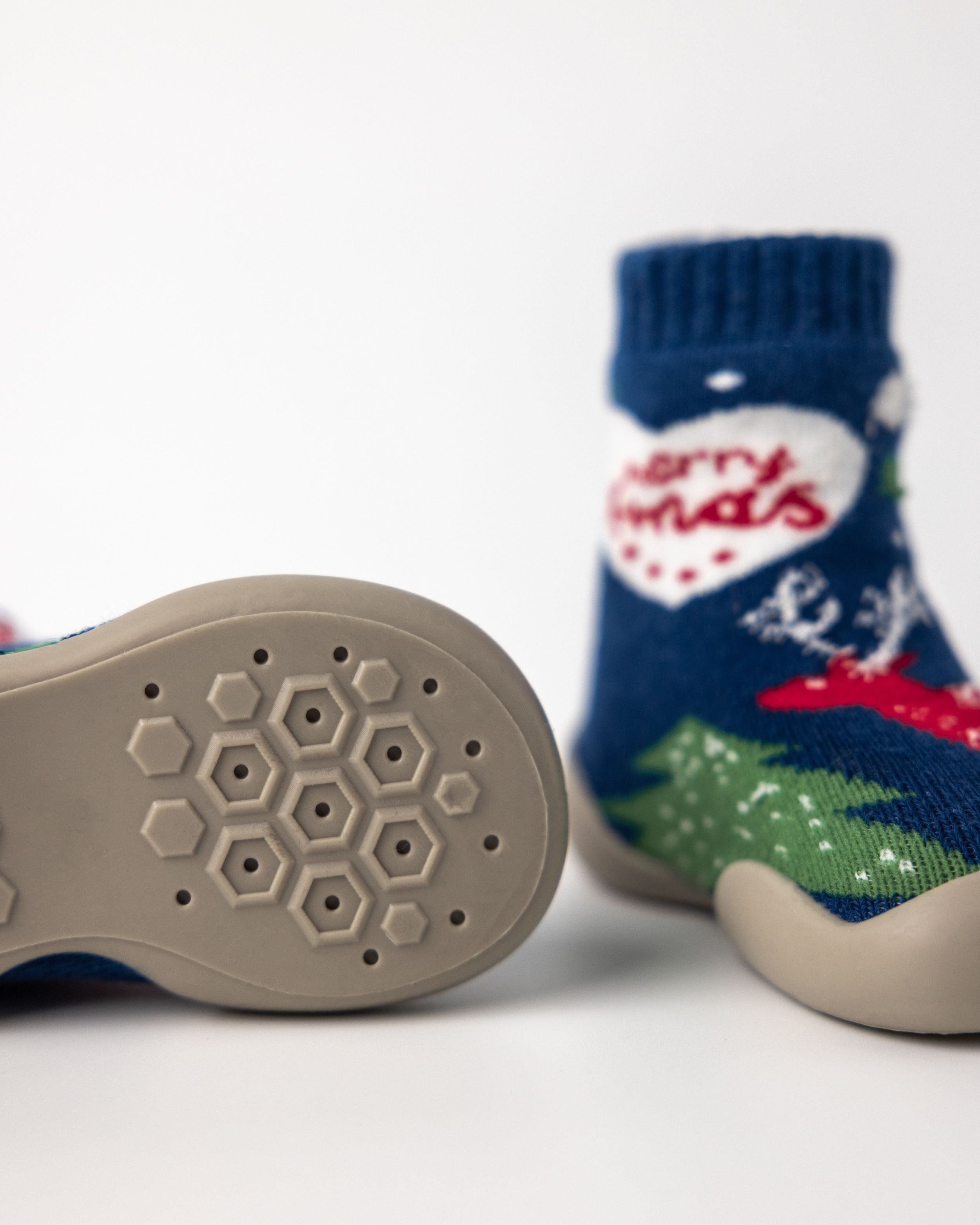 Blå julesko til børn med rød rensdyrmotiv og skridsikker sål med sekskantet mønster