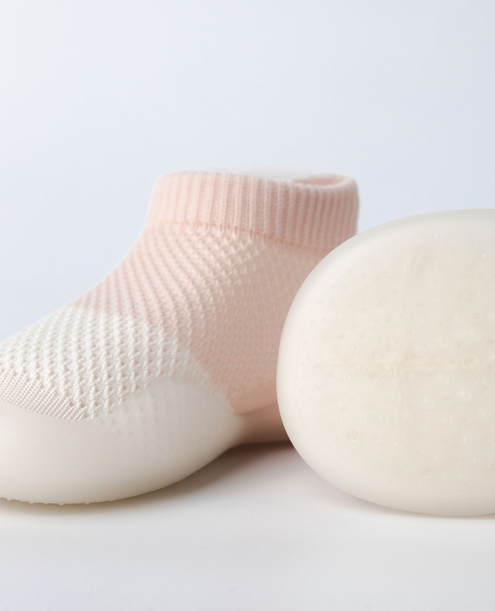 Sommer begyndersko i lyserød med mesh og skridsikker sål.