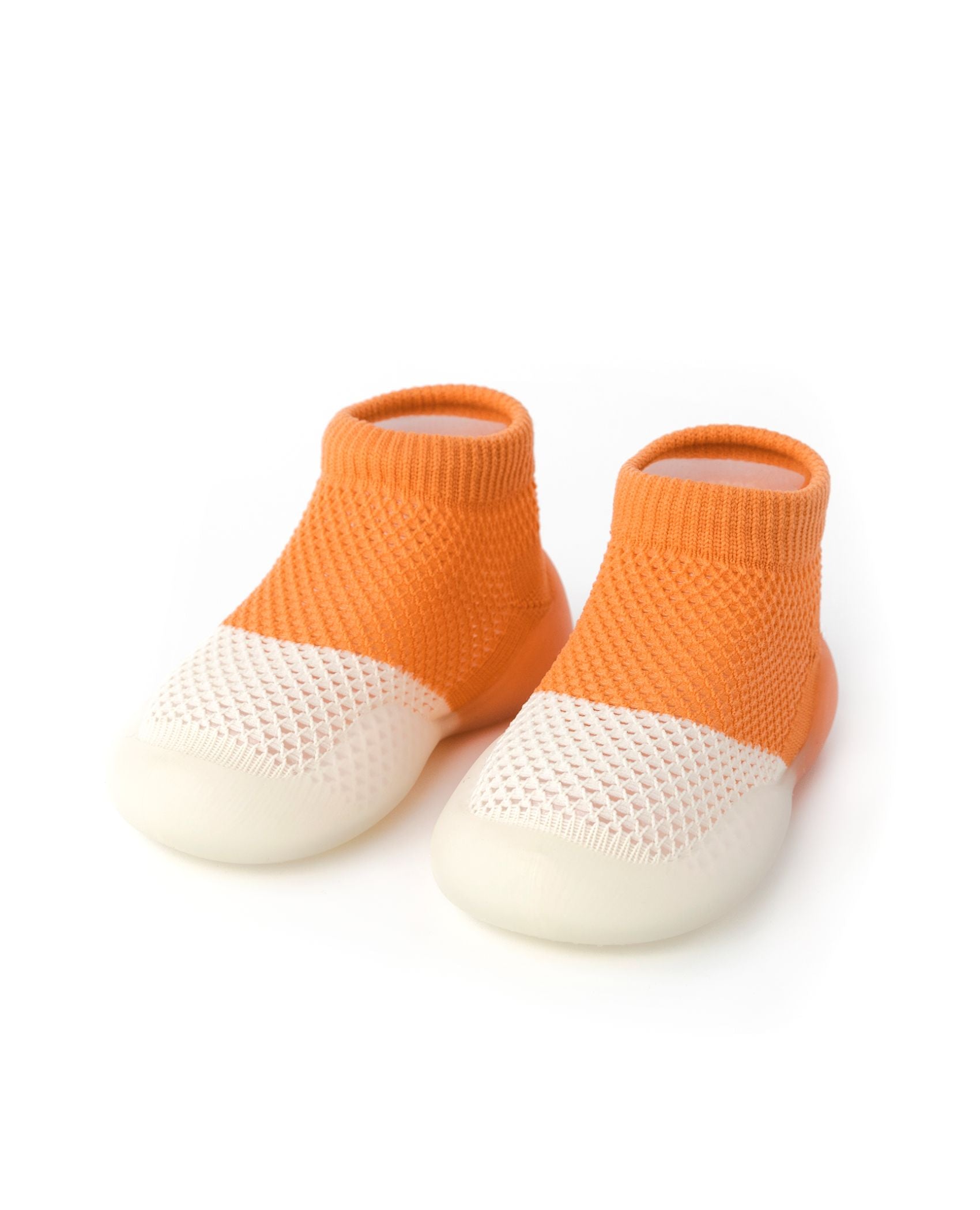Orange sommer begyndersko med hvid fleksibel sål og åndbar mesh-struktur