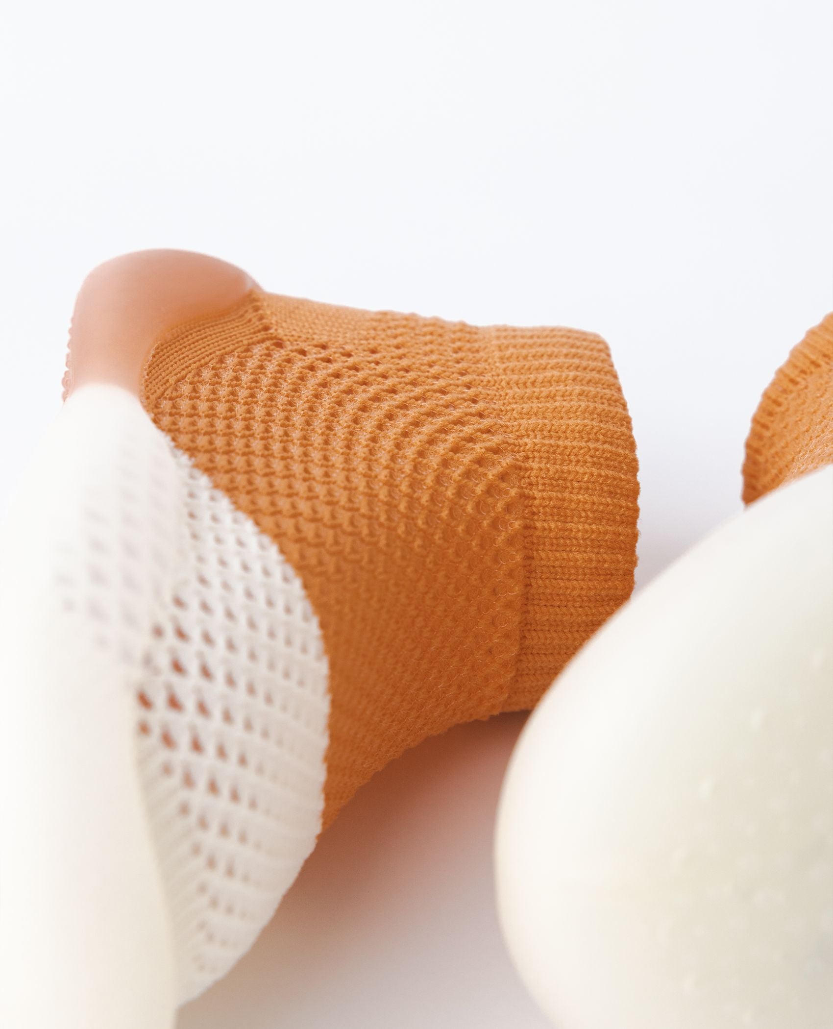 Detaljebillede af orange sommer begyndersko med struktureret og elastisk overdel