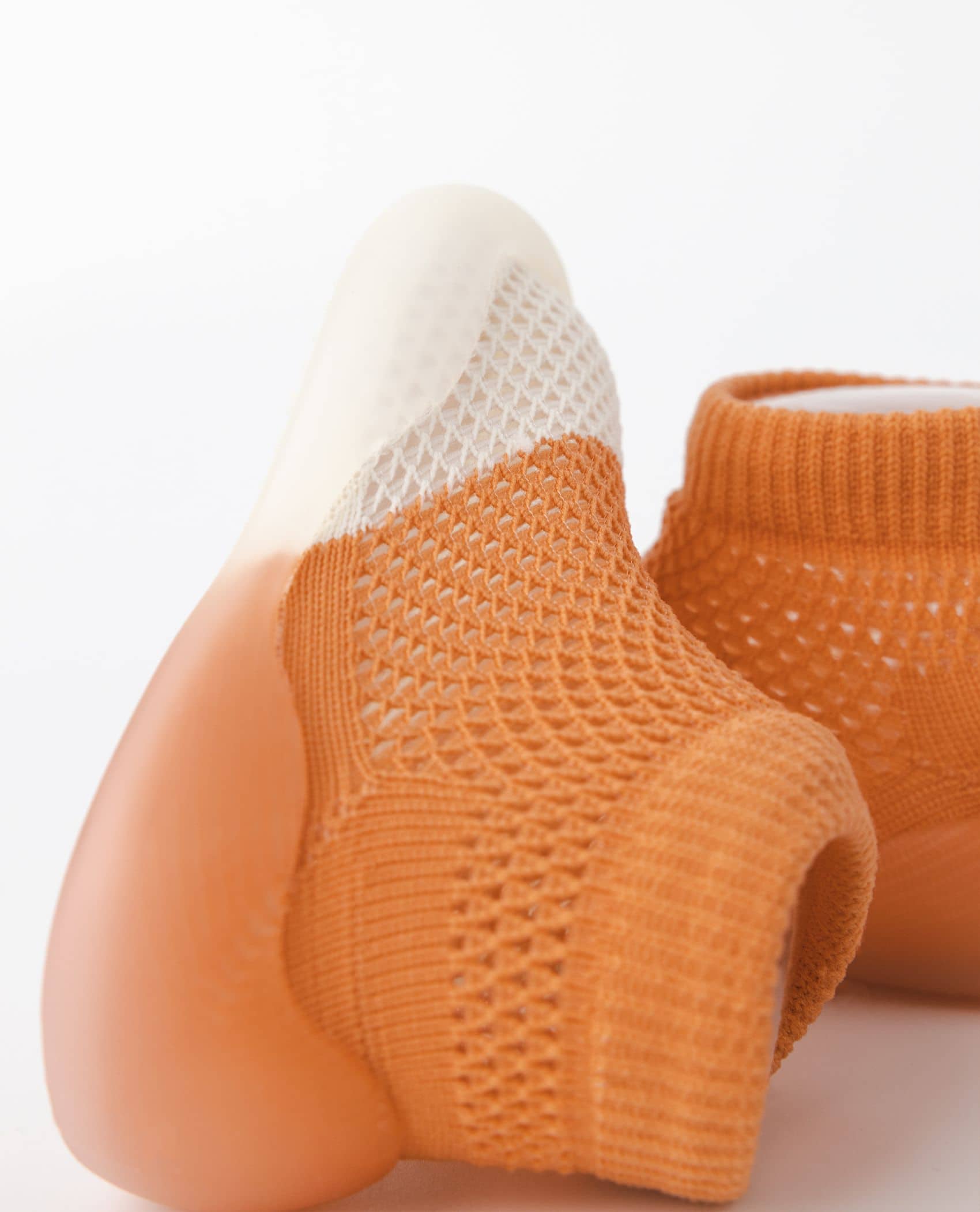 Sommer begyndersko til børn i orange lavet af mesh og skridsikker sål.
