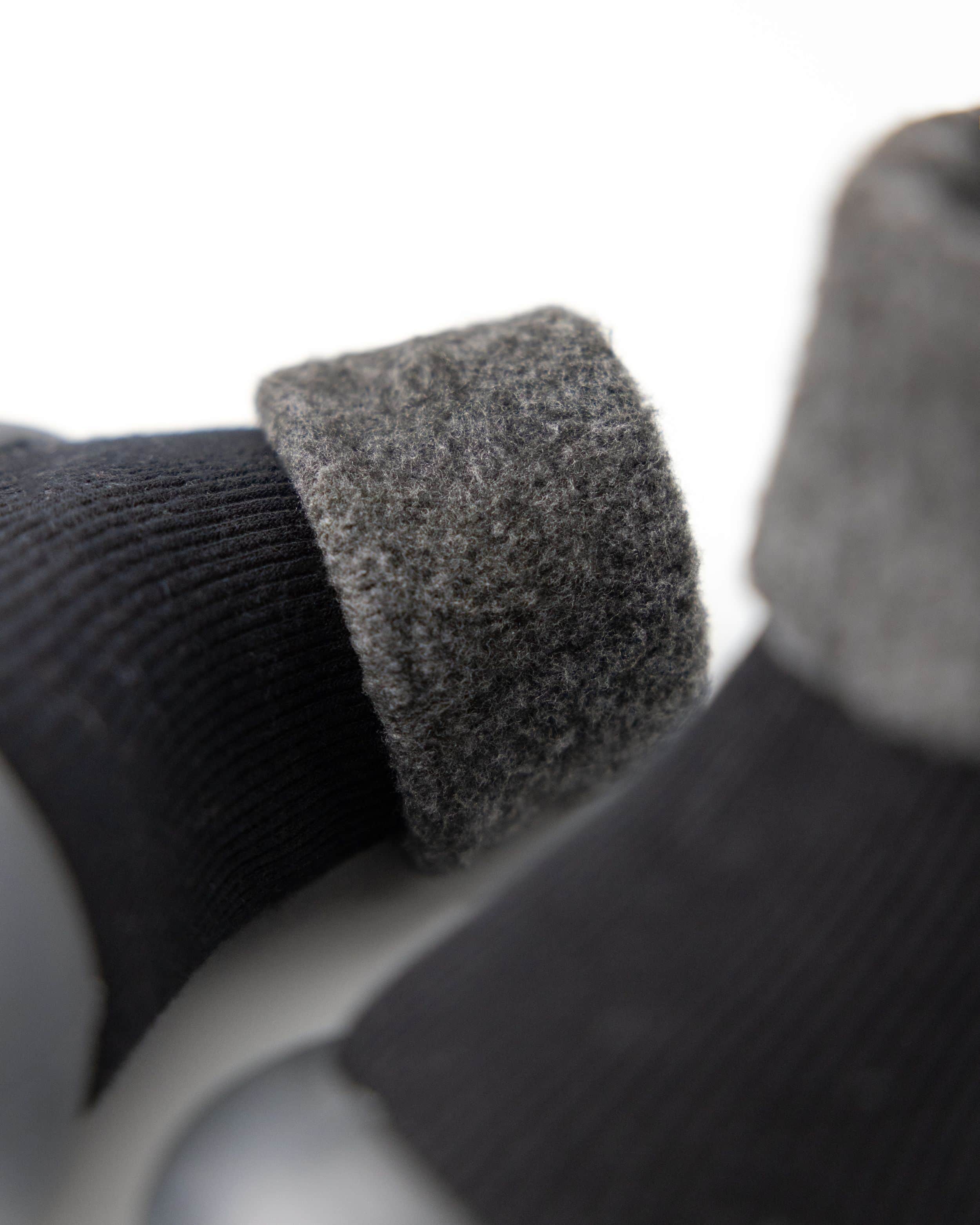 Nærbillede af gråt fór på sort vinter begyndersko til børn