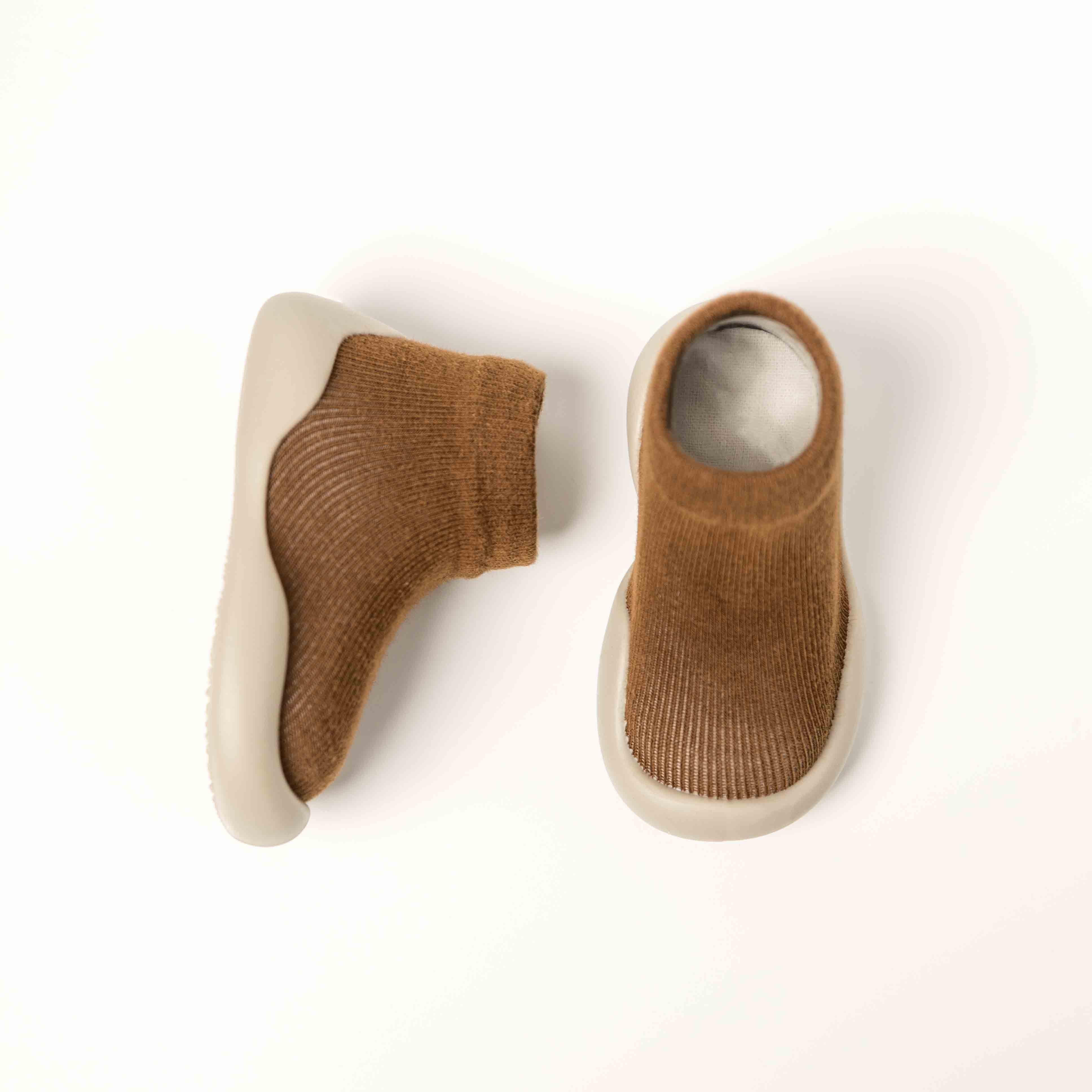 Brune prewalker-sko til babyer set fra oven, designet med skridsikker sål for optimal komfort og støtte.