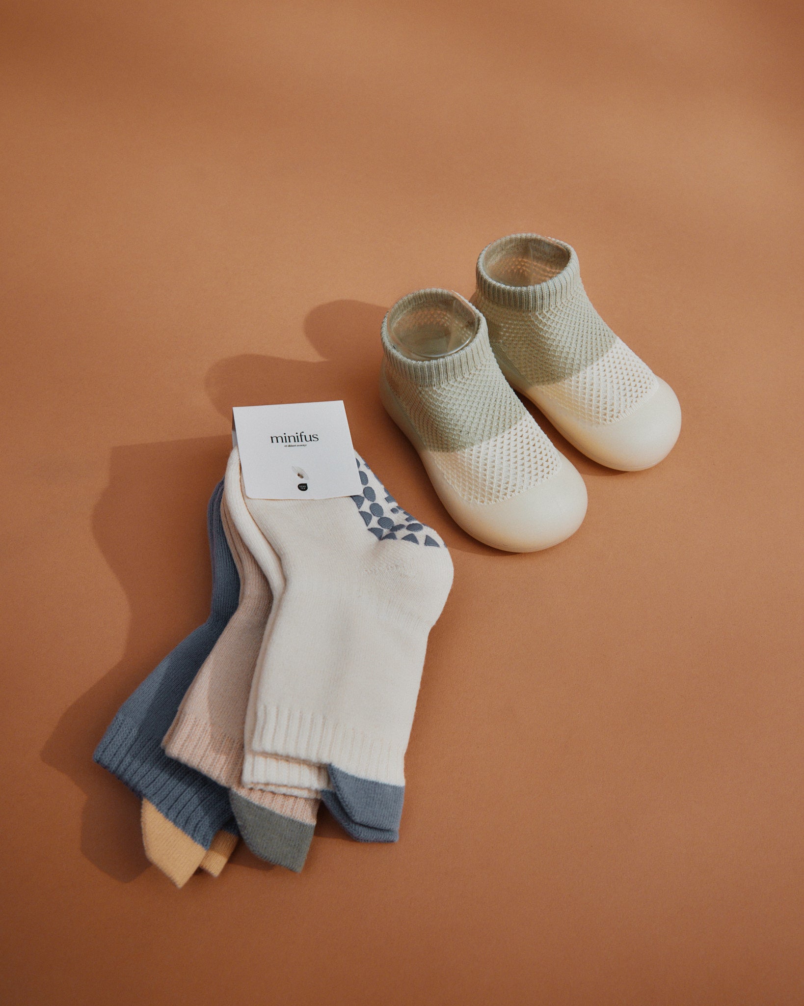 Lær-at-gå Sommer Startpakke i Økologisk Bomuld - Grå Sommer og Blå/Beige/Hvide Strømper