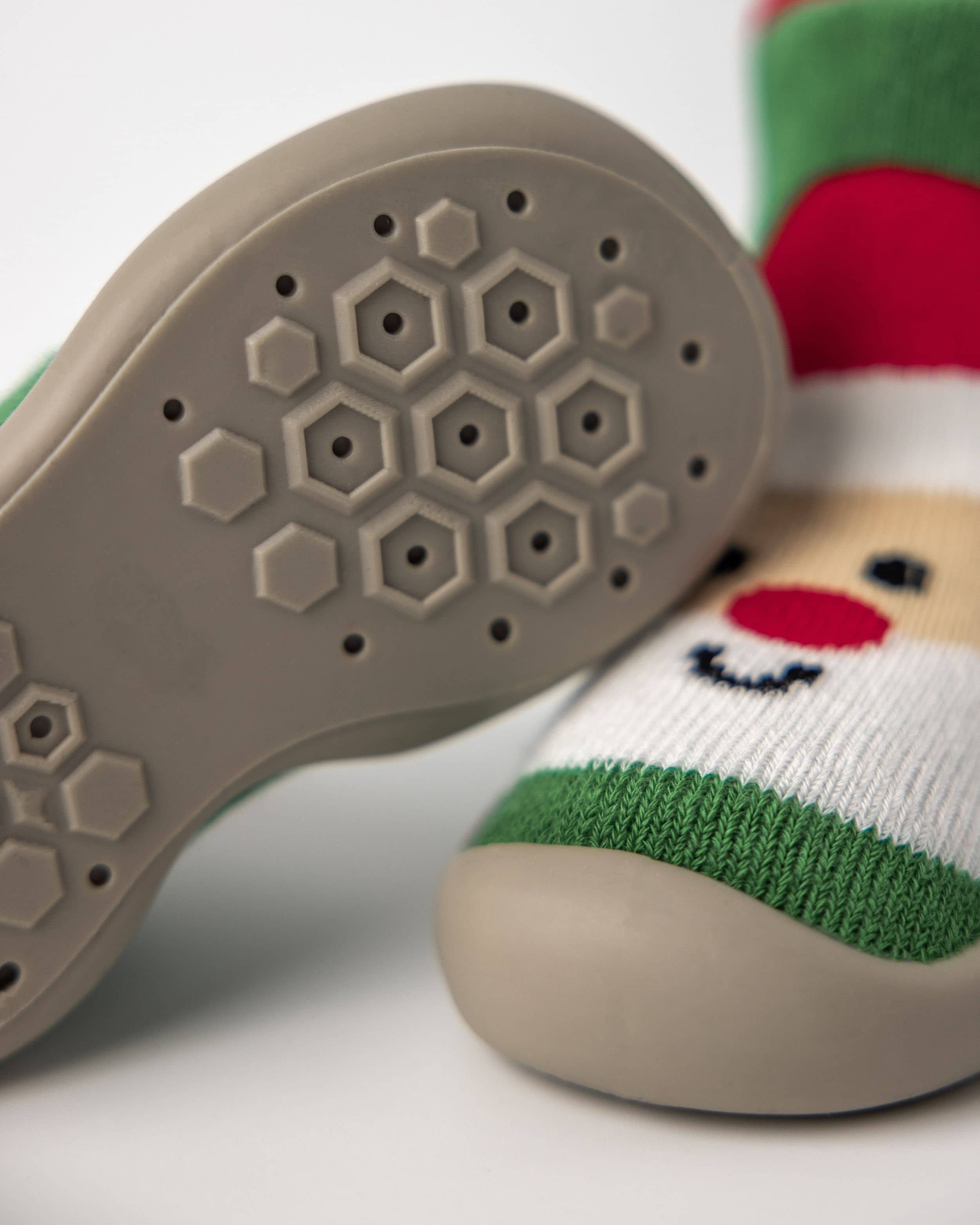 Babysko med julemand-motiv og skridsikker sål, ideelle som julesko til børn for ekstra sikkerhed